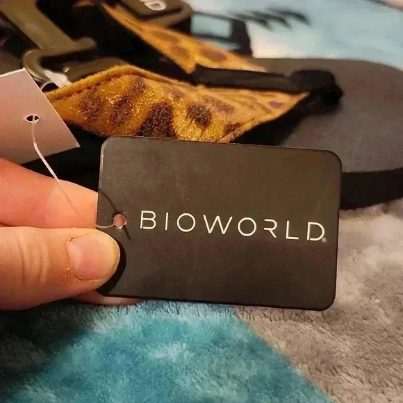 Leopard print BIOWORLD thong sandals. - Picture 3 of 5